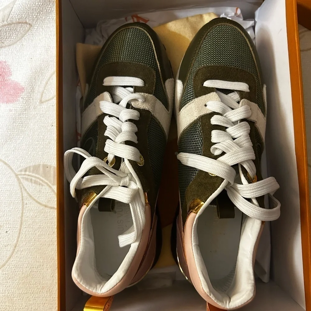 LOUIS VUITTON  Suede Calfskin Run Away Sneakers 39 Kaki